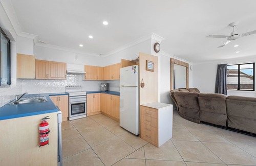 Crescent Head Apartment | RIGHT IN THE CENTRE OF IT ALL WITH OCEAN VIEWS & PET FRIENDLY!