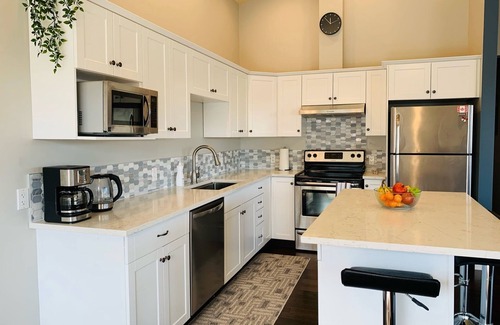 Ladysmith Condo | Right off Main Street, near delicious bakeries and more.10 minute walk to beach!