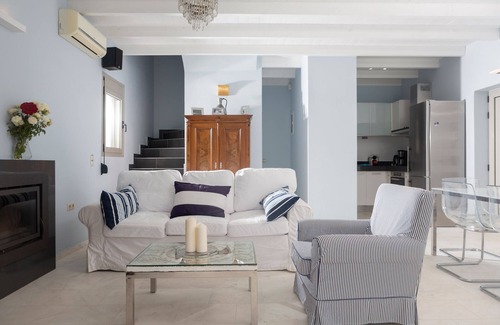 Achlia House | Right on the cliff: wonderfully quiet, luxuriously private stone house