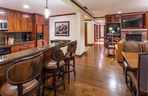 Aspen Resort | Ritz Carlton Aspen 2-bedroom/2.5 bath resort with WiFi, fitness room, AC