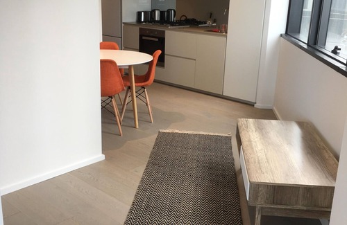 Docklands Apartment | River Delight: Free Parking, Gym