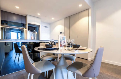 Brisbane Apartment | River Nights & City Lights - Luxe Stay + Carpark