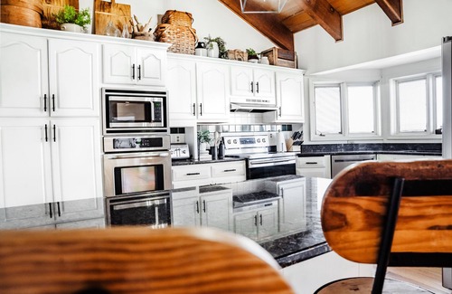 Saint Paul Cabin | RIVER Retreat for 10 w/POOL, HOT TUB, FIRE PIT & OPTIONAL GUESTHOUSE for 4