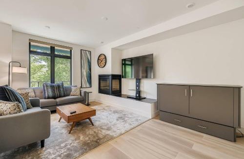 Willow Grove House | River West 822