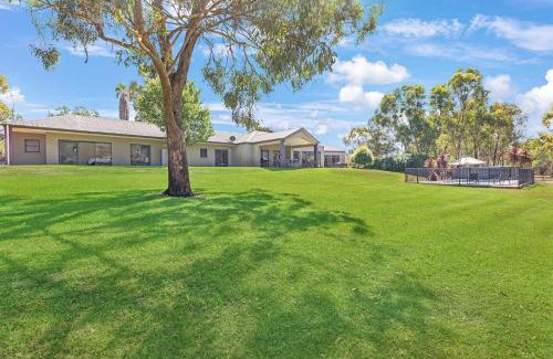 Moama House | Riverlyne - Riverfront Holiday Home