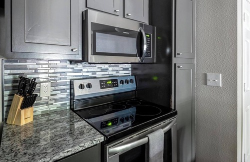 Riverpark West Apartment | RiverPark 1BD 6 - One Bedroom Apartment, Sleeps 4