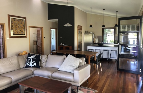 Iluka House | RIVERPEARL - Waterfront modern private house in Iluka. nViewsnGarages huge yard