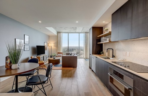 Rainey Street Historic District Condo | Riverside 30th floor penthouse Rainey St condo with the best view in Austin