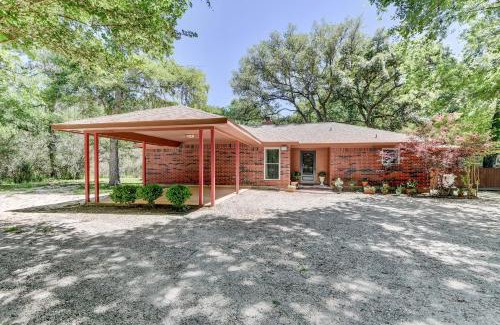 Damon House | Riverside country retreat with easy access to all that Houston has to offer