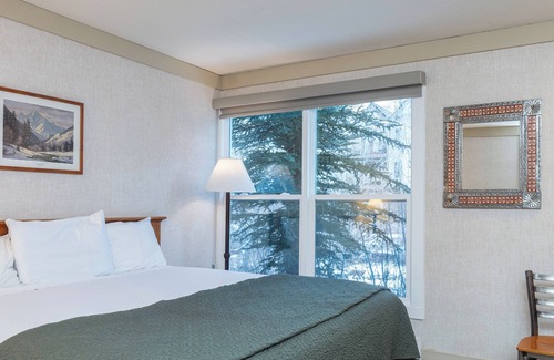 Telluride Hotel | Riverside Hotel Room at the Affordable Mountainside Inn