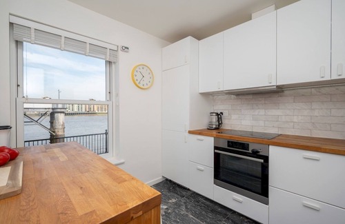 Rotherhithe Apartment | Riverside London apartment SE16 -private parking | Pass the Keys