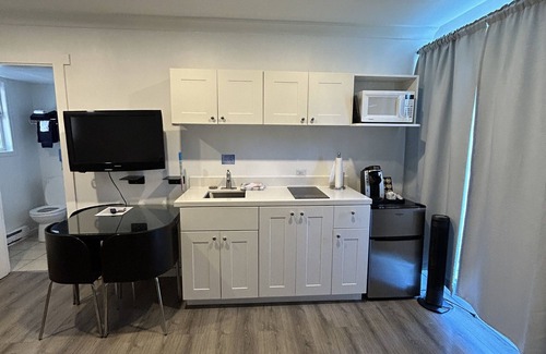 Regional District of Nanaimo Resort | Riverside Resort - Poolside Double Queen Suite with Kitchenette