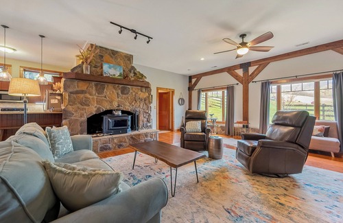 Pearisburg House | Riverside retreat with hot tub, scenic views, rustic charm & open-plan luxury – perfect escape!