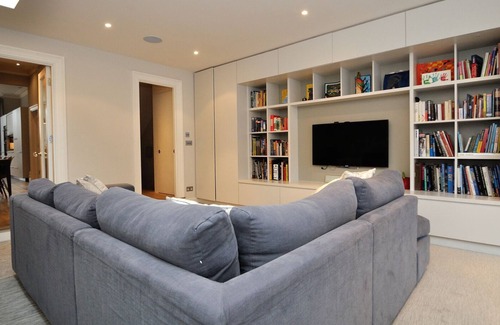 Ravenscourt Park House | Riverside Townhouse, by Veeve