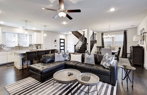 Southtown House | Riverwalk, Alamo, Alamodome and Downtown - Blocks away! Professionally Decorated