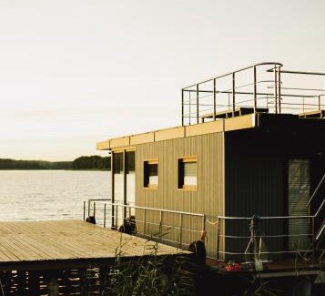 Chojnice Resort | RiW Małe Swory - Domek pływający Houseboat i domki drewniane