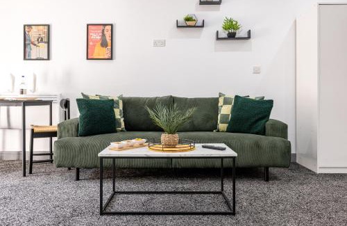 Cradley Apartment | RNM - Business Traveller Ready, Quiet, Private Access & Entire Place, Kitchen & Washroom with amenities, Smart Tv, Easy Access, Fast Starlink WiFi, Parking Nearby