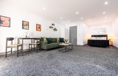 Cradley Apartment | RNM - Business Traveller Ready, Quiet, Private Access & Entire Place, Kitchen & Washroom with amenities, Smart Tv, Easy Access, Fast Starlink WiFi, Parking Nearby