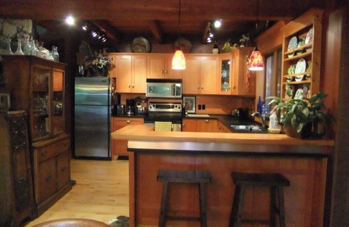 Roberts Creek House | Roberts Creek: Charming 3-bedroom/2 bath post 'n beam steps to Henderson Beach