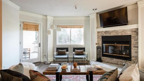 Peak 9 House | Rocker by AvantStay Gorgeous Ski-In Ski-Out Cabin in Heart of Breck
