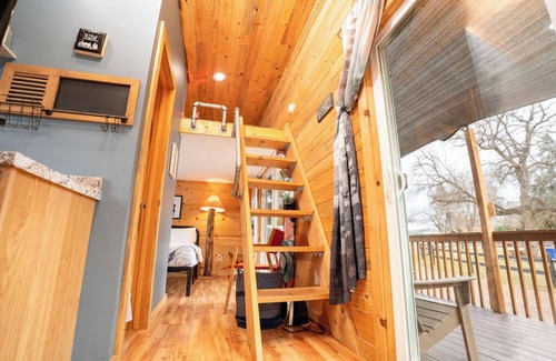 Lyons Resort | Rocky Mountain Bunkhouse – A Cozy, Riverside Escape in Lyons, CO