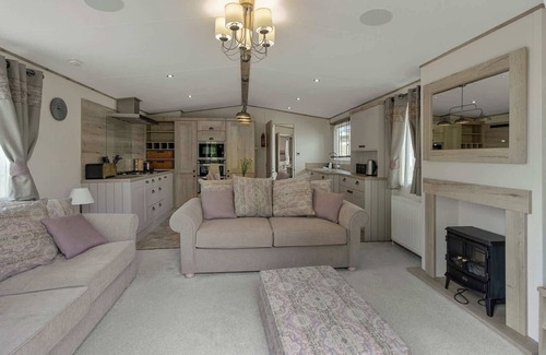 Newton Saint Cyres Ski Chalet | Rolling Hills Splash Escape -Swimming Pool-Fishing Nearby