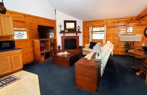Eureka Springs Cabin | Romantic, country cabin for two with oversize jetted tub