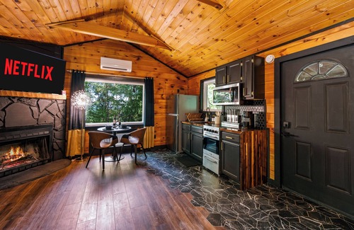 Sevierville Cabin | Romantic Couples Hideaway! Private Theater! Hot tub! Firepit! SEASONAL SPECIALS!