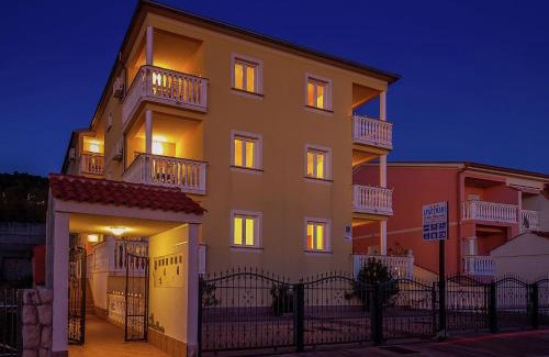 Dramalj Apartment | Romantic Forest Retreat, cleaning included