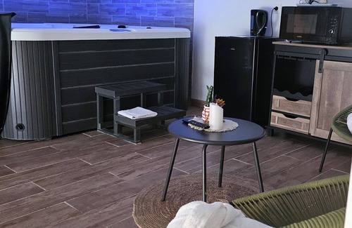 Cernoy Apartment | Romantic getaway with private spa-O'spa des 3 étôts