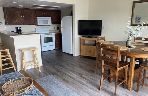 Seven Coves Apartment | Romantic or family convenient with balcony over conroe lake ideal for fishing
