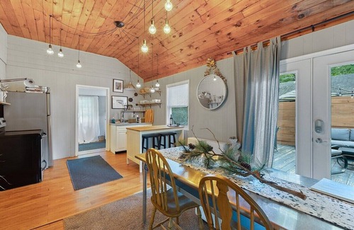 Pocono Pines Cabin | Romantic Pet-Friendly Bungalow in Pocono Pines