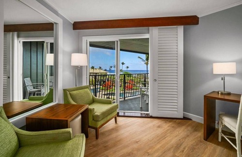 Hanamaulu Resort | Romantic Pool Oceanview Room King Bed at Beachfront 4 Star Resort