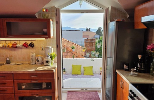 Zadar Apartment | Romantic Sea-View Apartment in Zadar, Parking and Wi-Fi