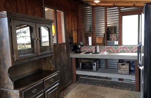 Yucca Valley Cabin | Romantic Yucca Valley Cabin with Hot Tub