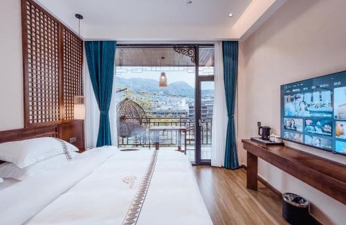 Fenghuang Hotel | Ronghe River View Homestay