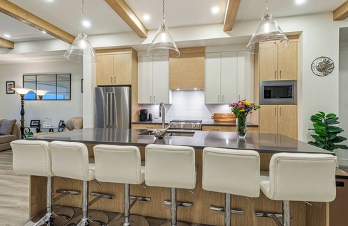 Central Okanagan House | Roof Top Patio w/private beach! 5 minutes to downtown Kelowna & sleeps 15 people