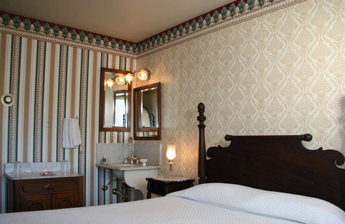Pacific Grove Cabin | Rooftop view/1890Boston 5pc Mahogany pineapple QUEENBED, dresser/clawfoot tub