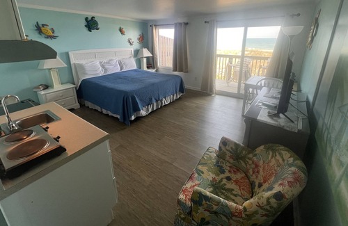Topsail Beach Hotel | Room #205 Mini Efficiency King Bed Pets Yes