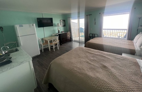 Topsail Beach Hotel | Room #304 Mini Efficiency 2 Double Beds Pets Yes