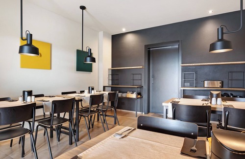 Castelnuovo del Garda Apartment | Room 'Agr Casa Pezzo Doppia 1 Piano' with Shared Pool, Wi-Fi and Air Conditioning