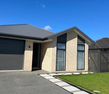 Waikuku House | Room and Private Bathroom in Woodend