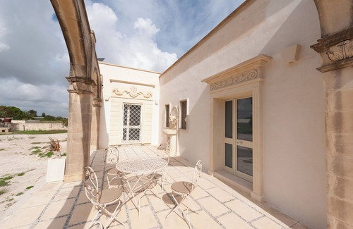 Lizzanello House | Room 'Anghelos - Bianca' with Shared Terrace, Wi-Fi and Air Conditioning