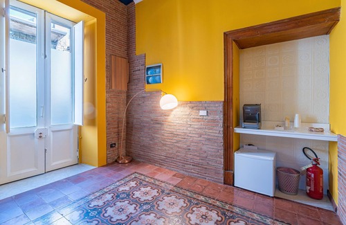 Santa Maria di Licodia Apartment | Room 'Civico 46 - Yellow' with Shared Terrace, Wi-Fi and Air Conditioning
