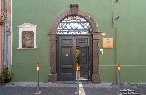 Santa Maria di Licodia Apartment | Room 'Civico 46 - Yellow' with Shared Terrace, Wi-Fi and Air Conditioning