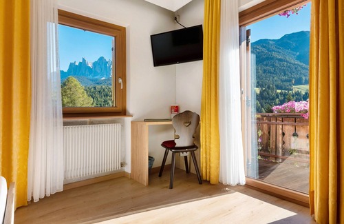 Villnoss Apartment | Room 'Dreibettzimmer 2' with Mountain View, Private Terrace and Wi-Fi