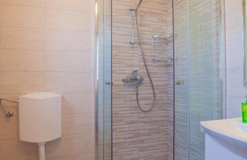 Cres House | Room Elelina