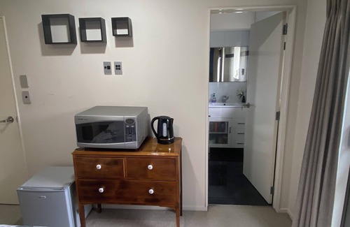 Hillsborough House | Room in Hillsborugh Auckland. Close to Motorway 10-15 minutes to CBD and airport