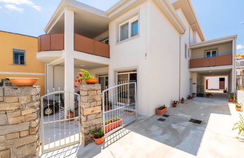 Lotzorai Apartment | Room 'Maria Lai' with Shared Terrace, Wi-Fi and Air Conditioning