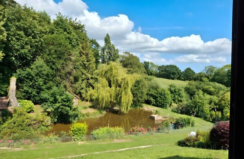 Le Vretot Apartment | Room 'Quartz Rose Et Cristal De Roche' with Shared Terrace, Shared Garden and Wi-Fi